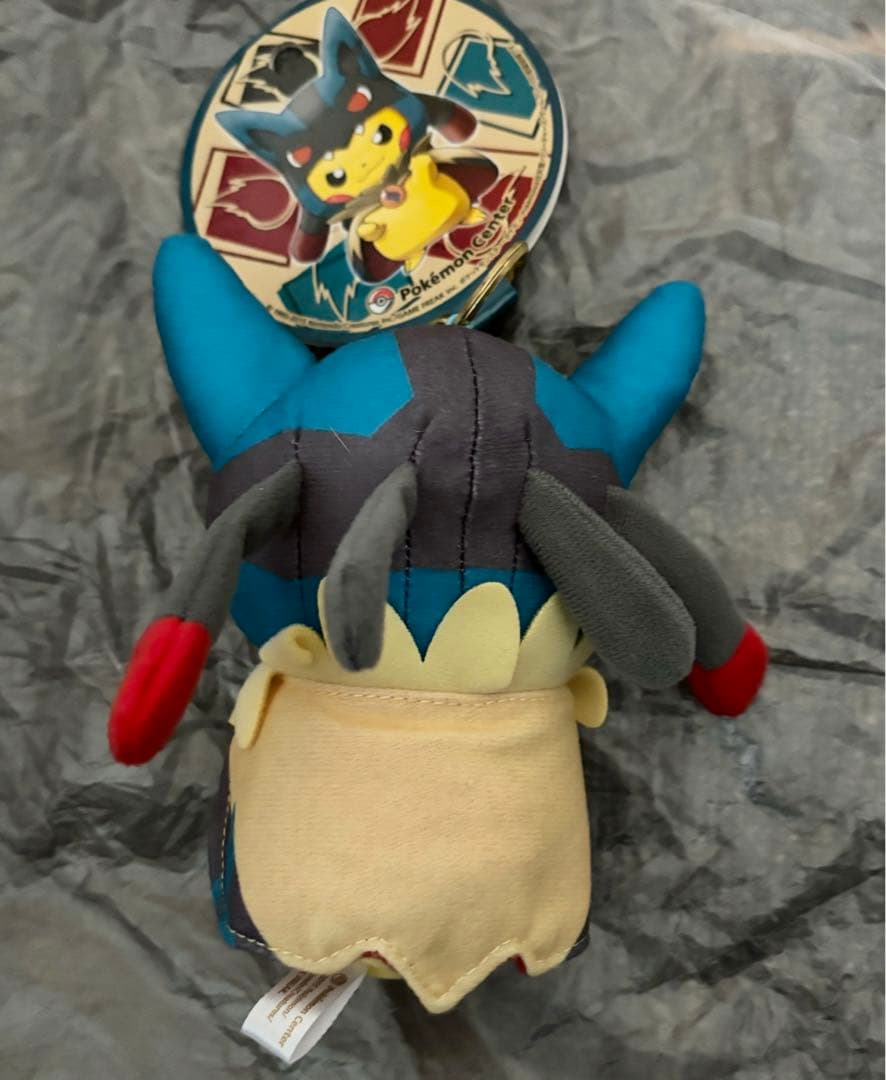 ポケセン限定 メガルカリオのポンチョを着たピカチュウ ぬいぐるみ