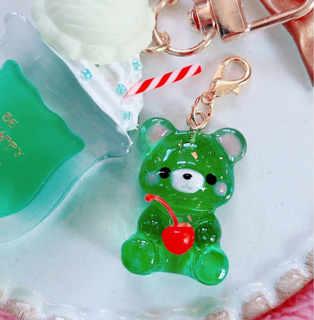 レジンキーホルダー　クリームソーダ　メロンソーダ　オイル入り　クマ