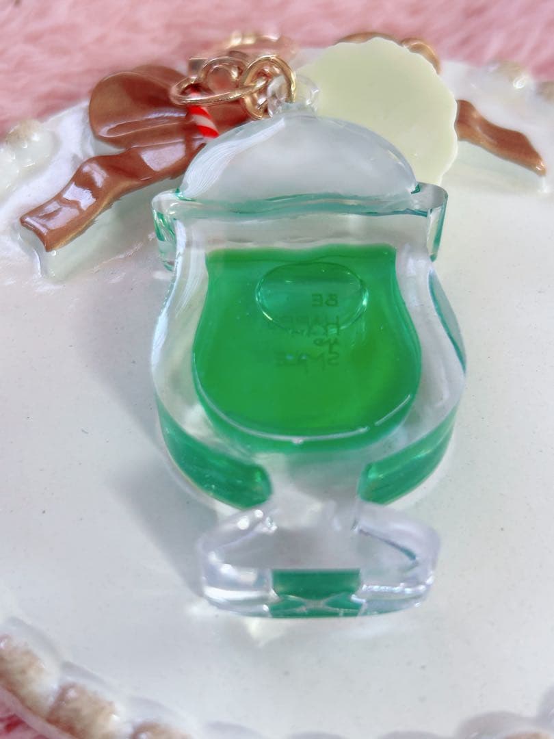 レジンキーホルダー　クリームソーダ　メロンソーダ　オイル入り　クマ