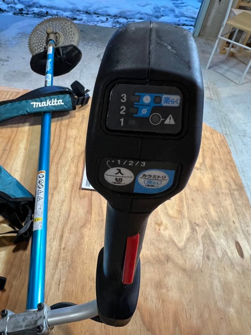 Makita 充電式草刈機モデルMUR012G