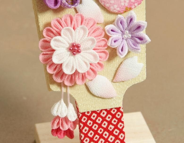 ちりめん細工羽子板飾り 初節句 木製スタンド付 卓上サイズ 木製台座付き 日本製