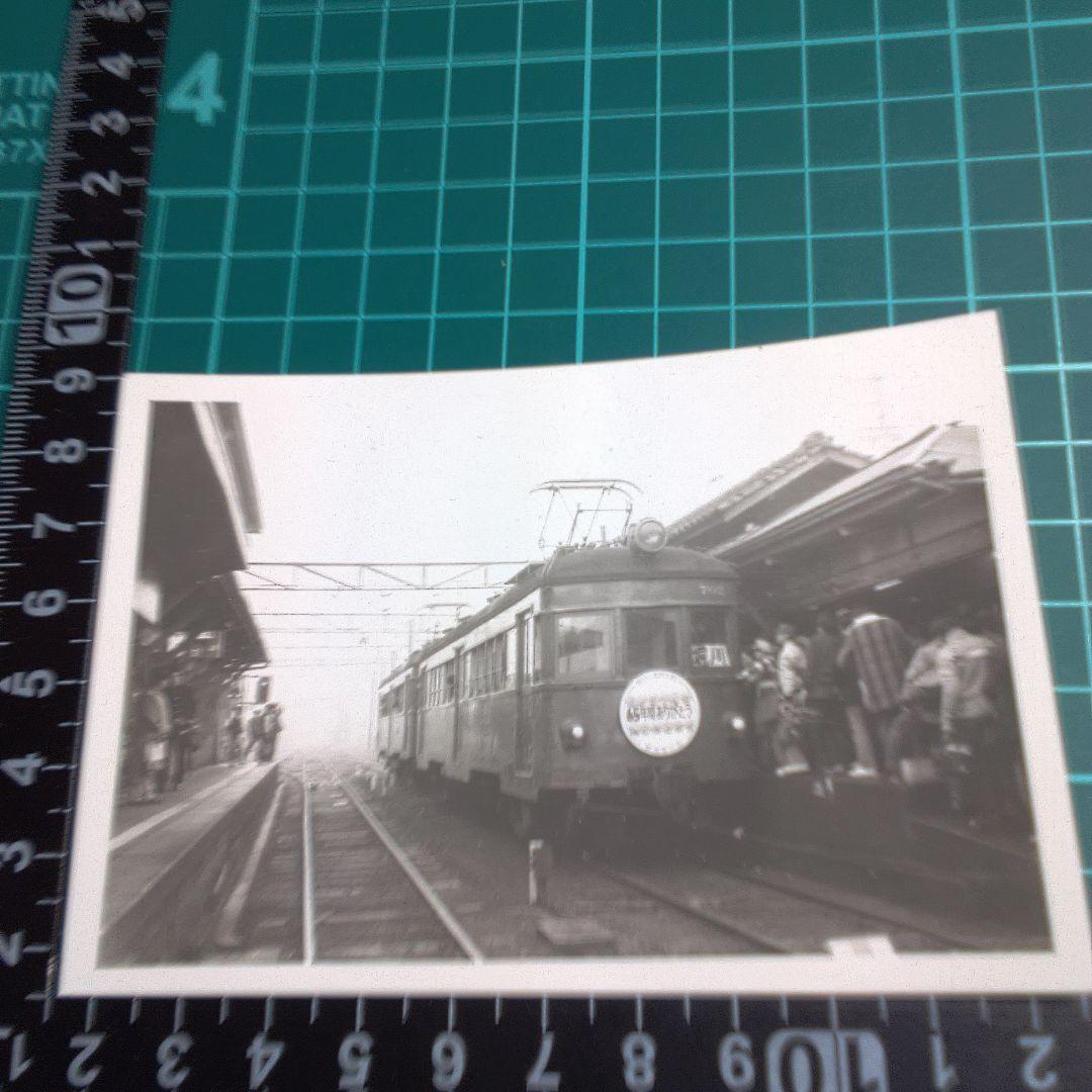 鉄道２ 白黒鉄道写真 混雑した駅の電車