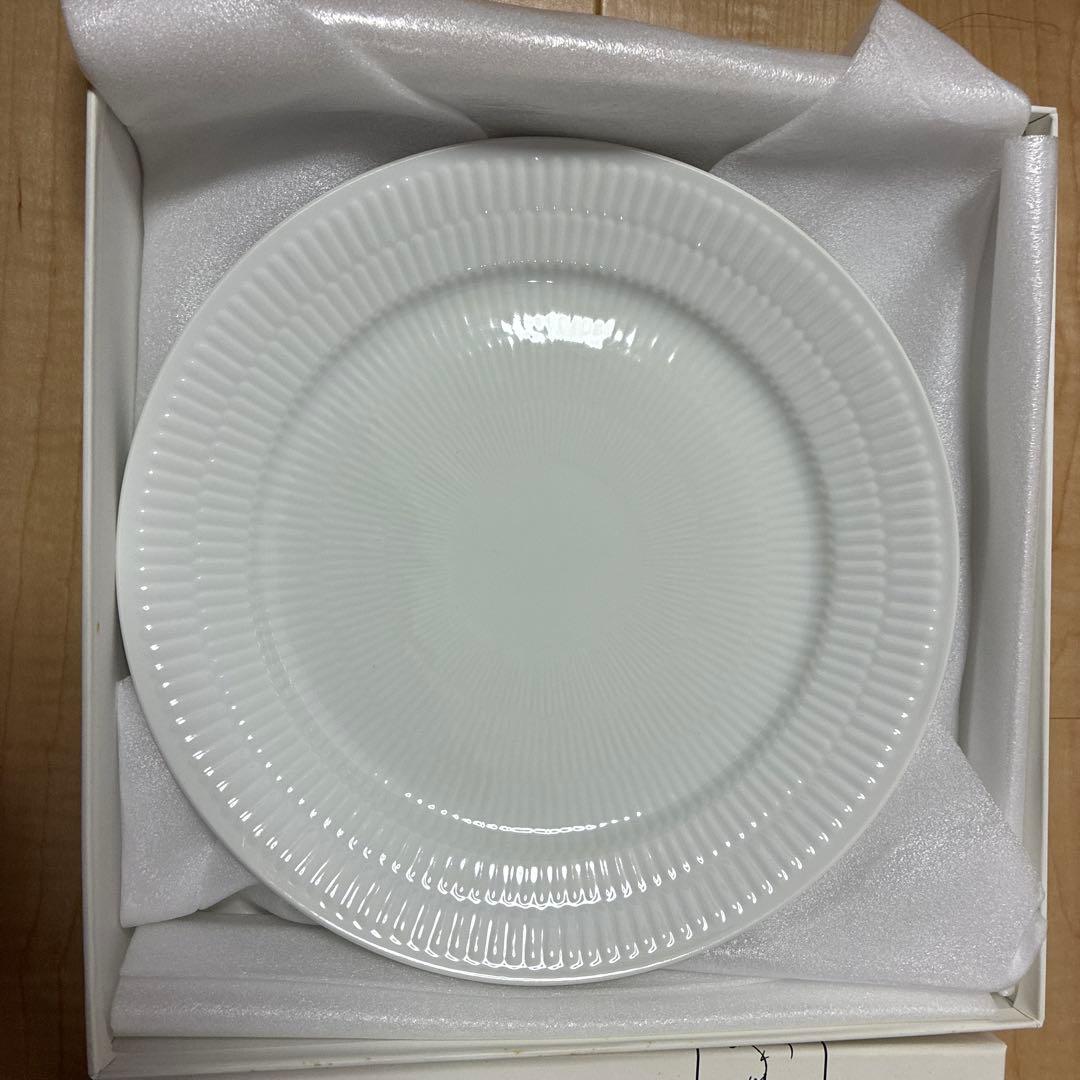 最終値下げ　  ホワイトリブ皿 新品未使用