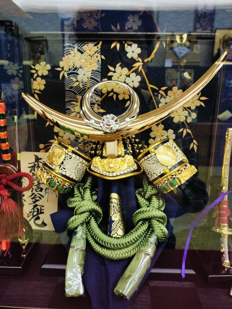 五月人形　ケース入り兜飾り