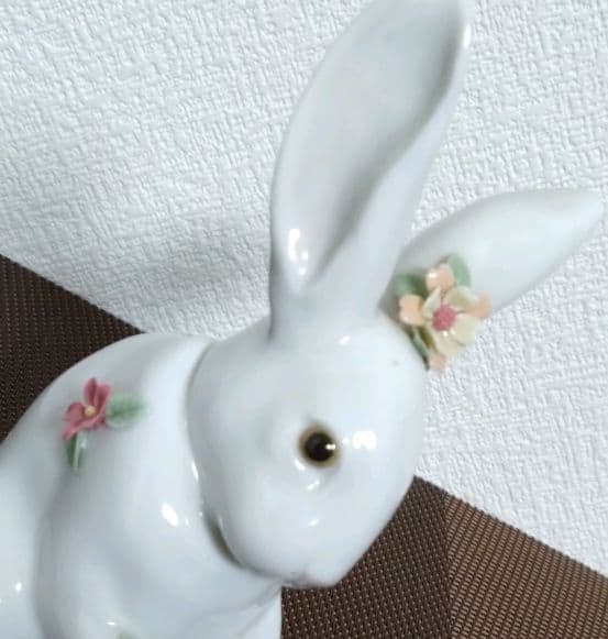 リヤドロ 『花飾りの白うさぎ』フィギュリン