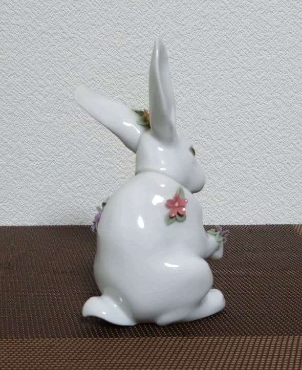 リヤドロ 『花飾りの白うさぎ』フィギュリン
