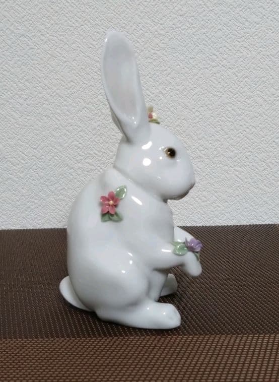 リヤドロ 『花飾りの白うさぎ』フィギュリン