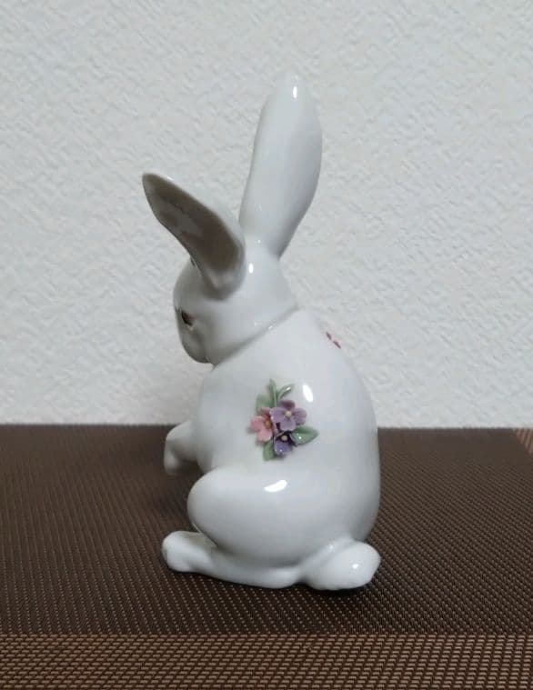 リヤドロ 『花飾りの白うさぎ』フィギュリン