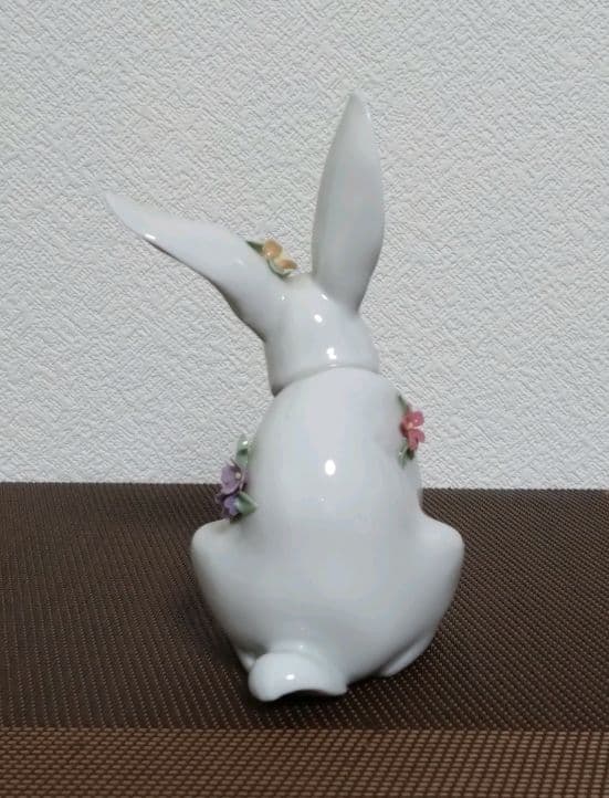 リヤドロ 『花飾りの白うさぎ』フィギュリン