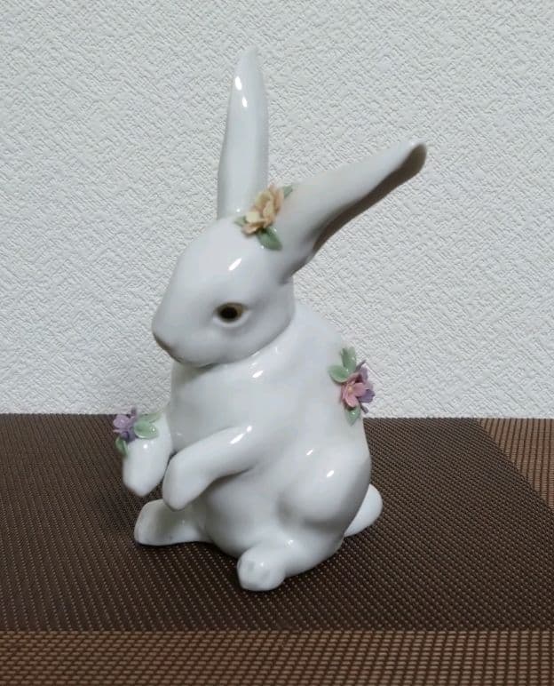 リヤドロ 『花飾りの白うさぎ』フィギュリン