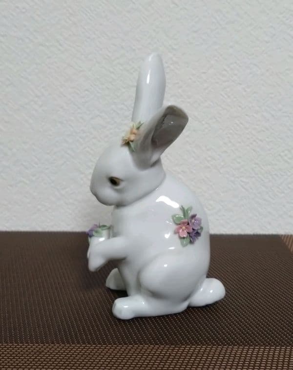 リヤドロ 『花飾りの白うさぎ』フィギュリン