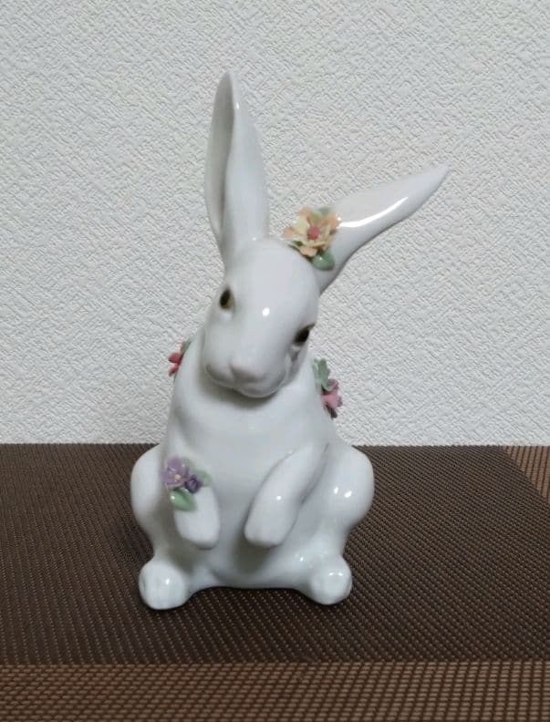 リヤドロ 『花飾りの白うさぎ』フィギュリン