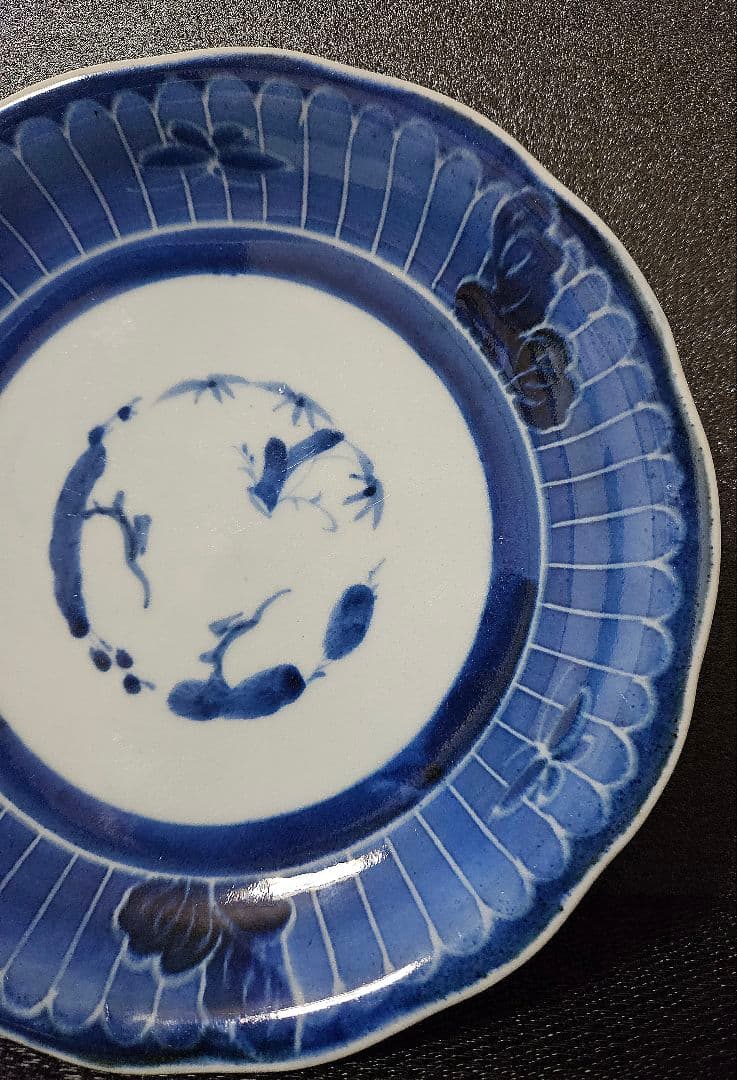 江戸時代後期 古伊万里 染付 墨弾き技法 菊花文様に蝶々の図 輪花皿 2