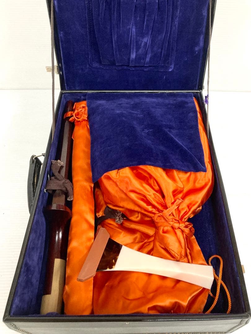 に*ぇ様 美品◆民謡三味線◆紅木 中棹 皮破れ無し 鼈甲撥／駒／指掛け／三つ折り