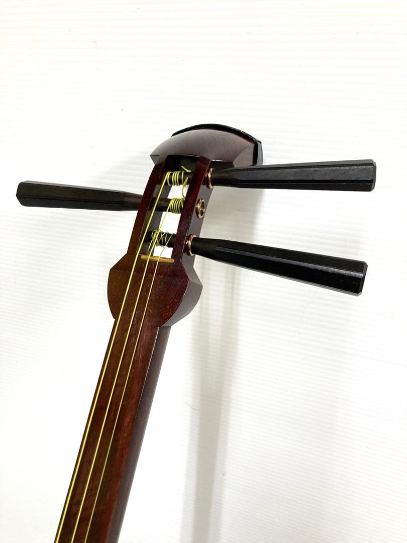に*ぇ様 美品◆民謡三味線◆紅木 中棹 皮破れ無し 鼈甲撥／駒／指掛け／三つ折り
