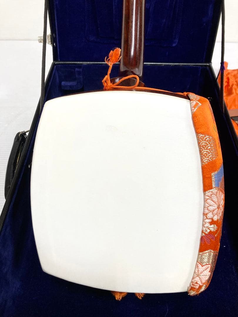 に*ぇ様 美品◆民謡三味線◆紅木 中棹 皮破れ無し 鼈甲撥／駒／指掛け／三つ折り