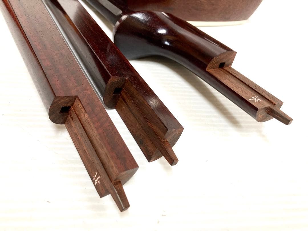 に*ぇ様 美品◆民謡三味線◆紅木 中棹 皮破れ無し 鼈甲撥／駒／指掛け／三つ折り