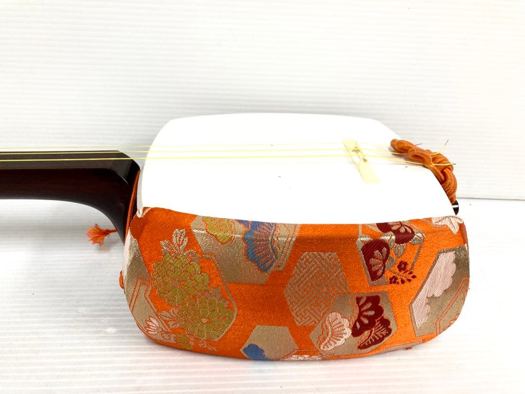 に*ぇ様 美品◆民謡三味線◆紅木 中棹 皮破れ無し 鼈甲撥／駒／指掛け／三つ折り