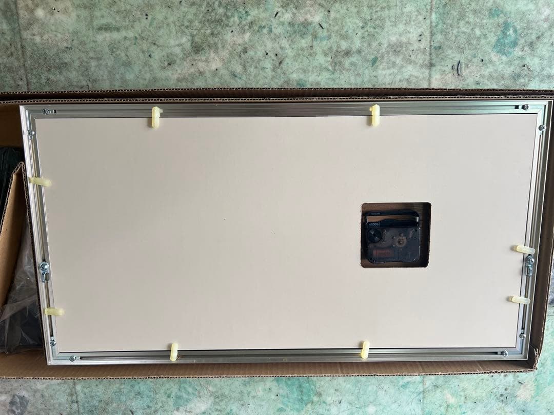 装飾アート付き金色壁掛け時計