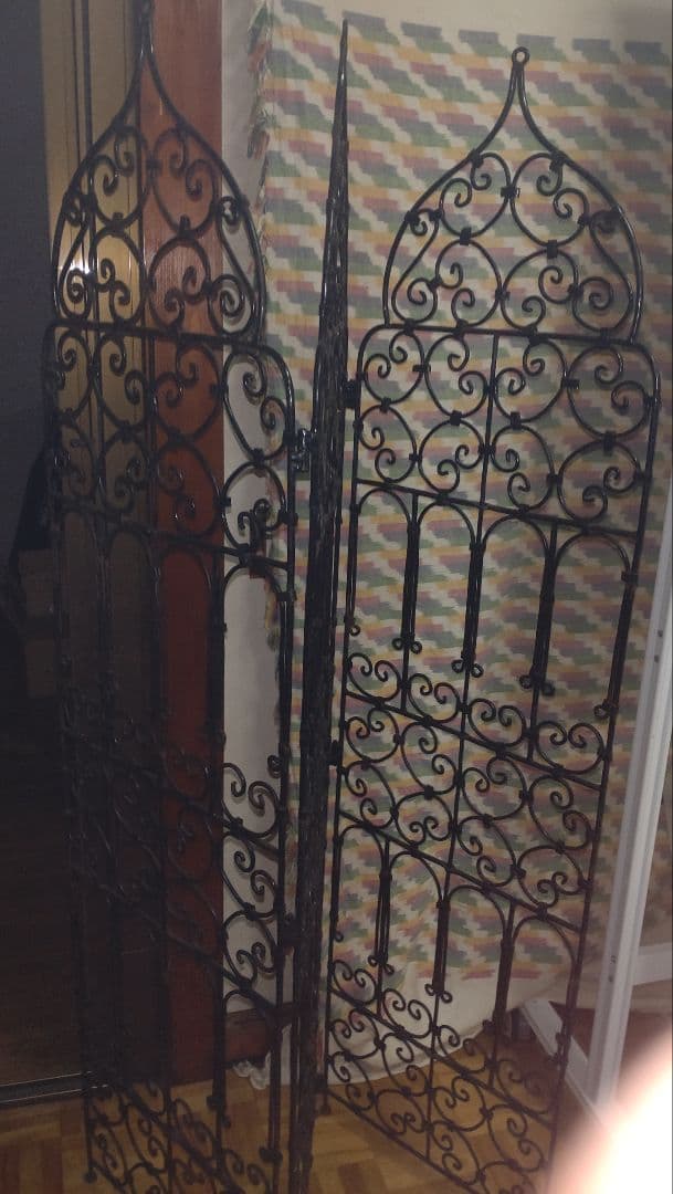 モロッテリアを代表する定番アイテム、アイアン製のパーティションです,2番目