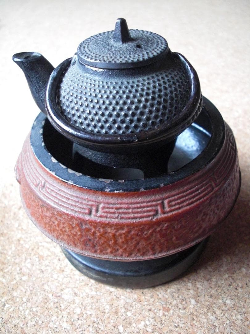 南部鉄器　ミニチュア？黒・赤鉄瓶と五徳セット