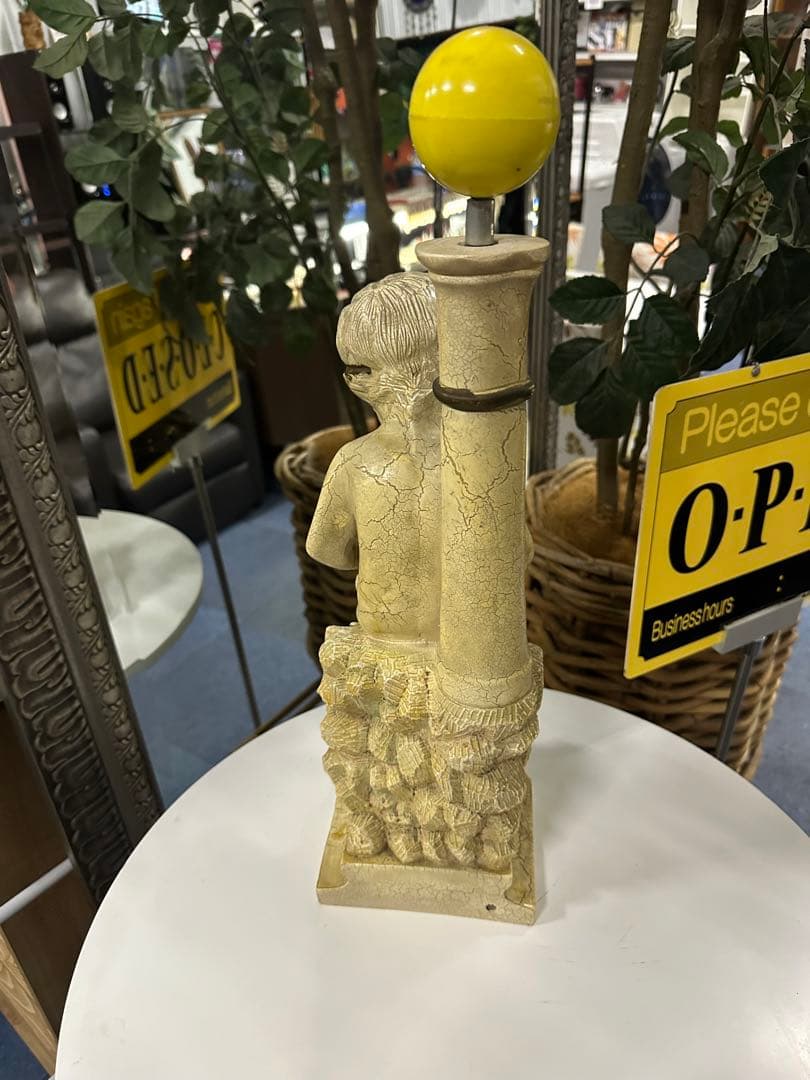 本を読む子供の石膏像 約30cm. アンティーク