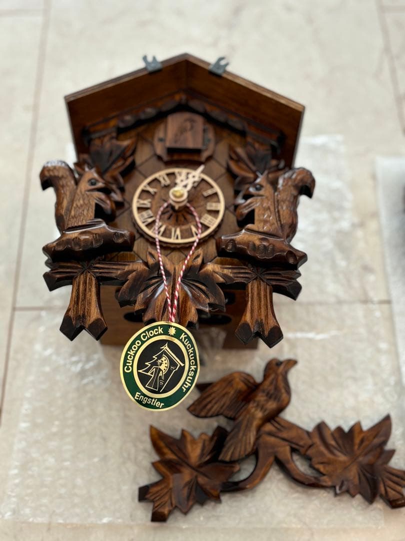 ドイツ森の時計　クォーツ式山小屋鳩時計　伝統の彫刻シリーズ622QM