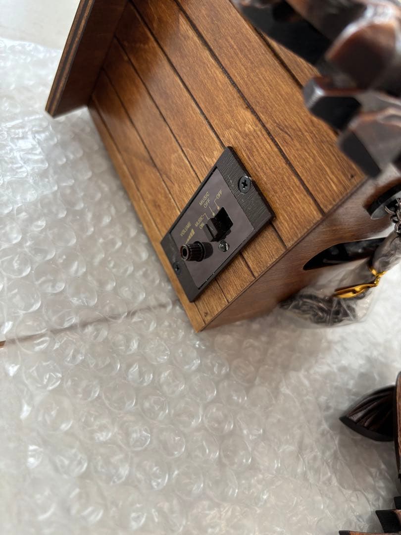 ドイツ森の時計　クォーツ式山小屋鳩時計　伝統の彫刻シリーズ622QM