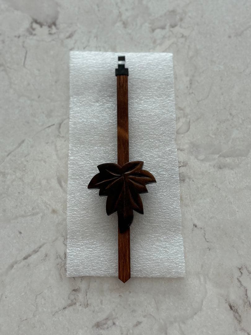 ドイツ森の時計　クォーツ式山小屋鳩時計　伝統の彫刻シリーズ622QM