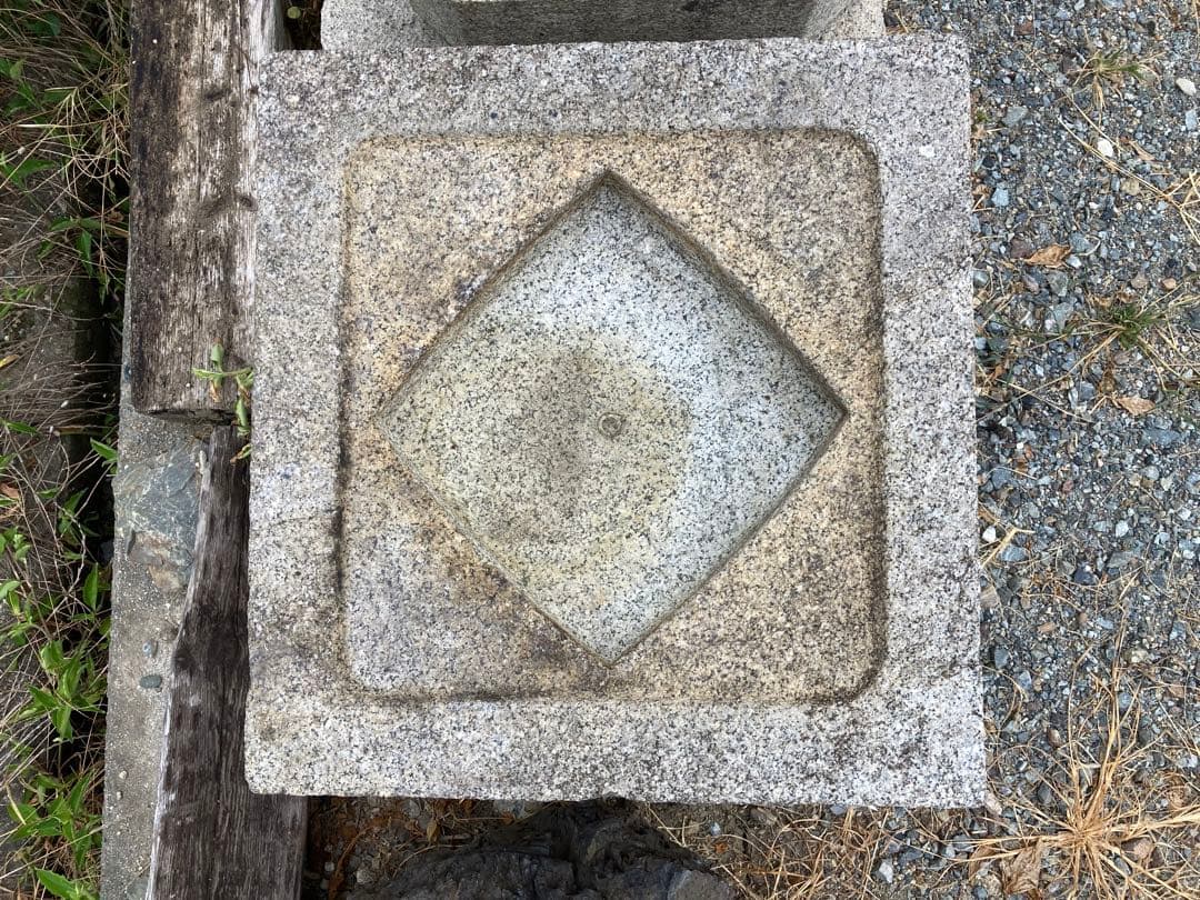 白川石製二重枡形手水鉢　薄形