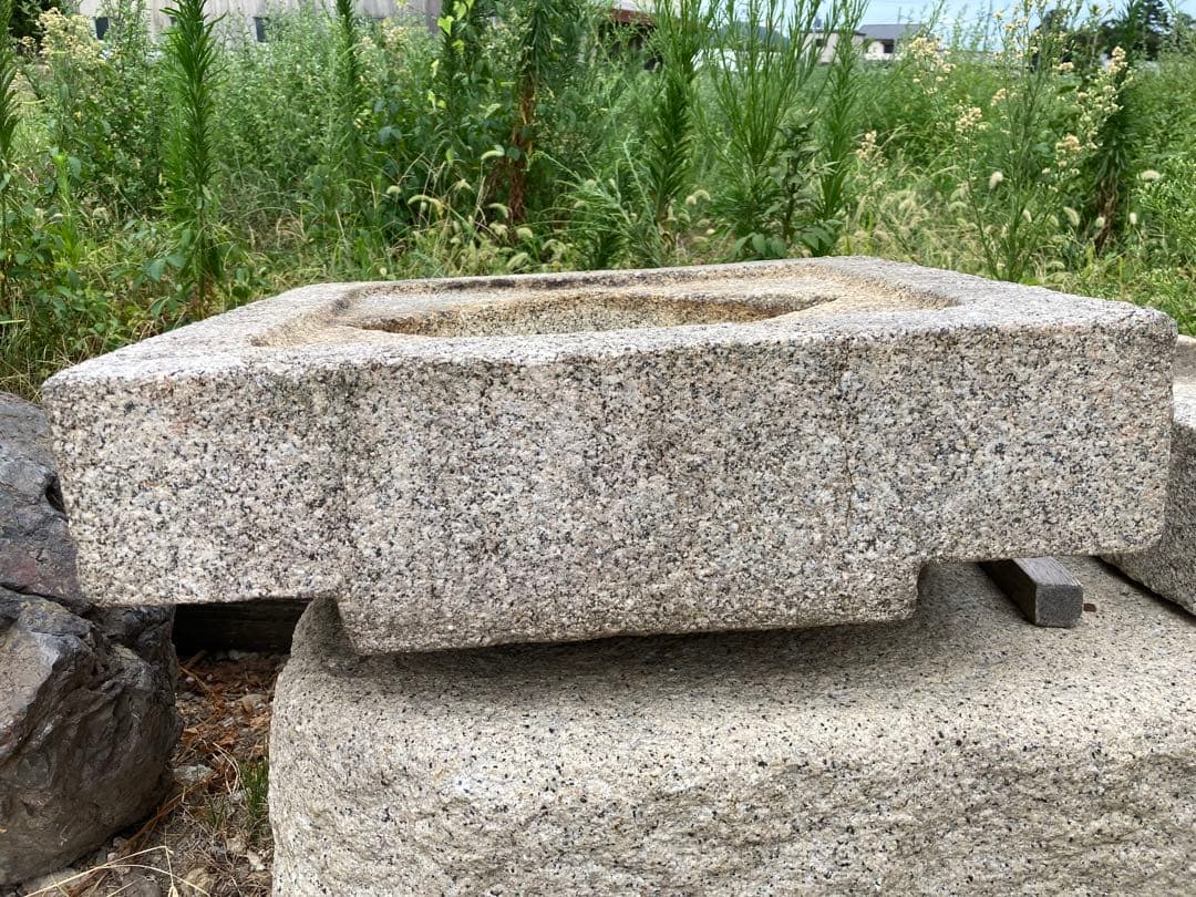 白川石製二重枡形手水鉢　薄形