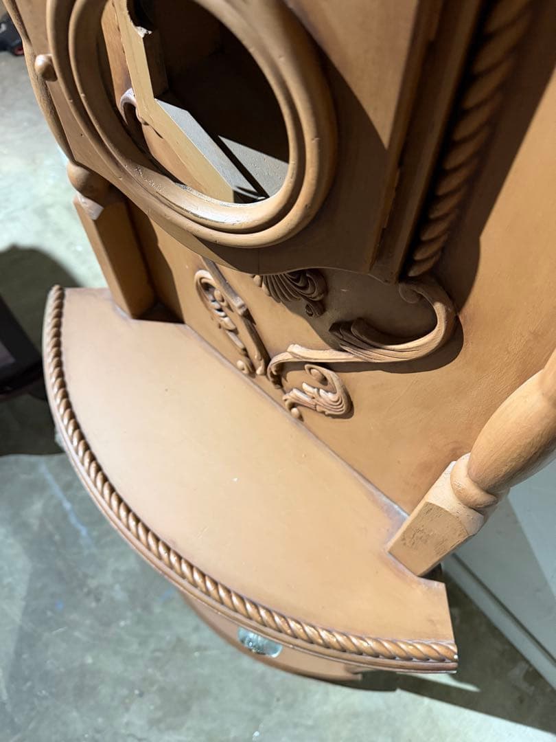 おとぎの国にあるような時計のオブジェ