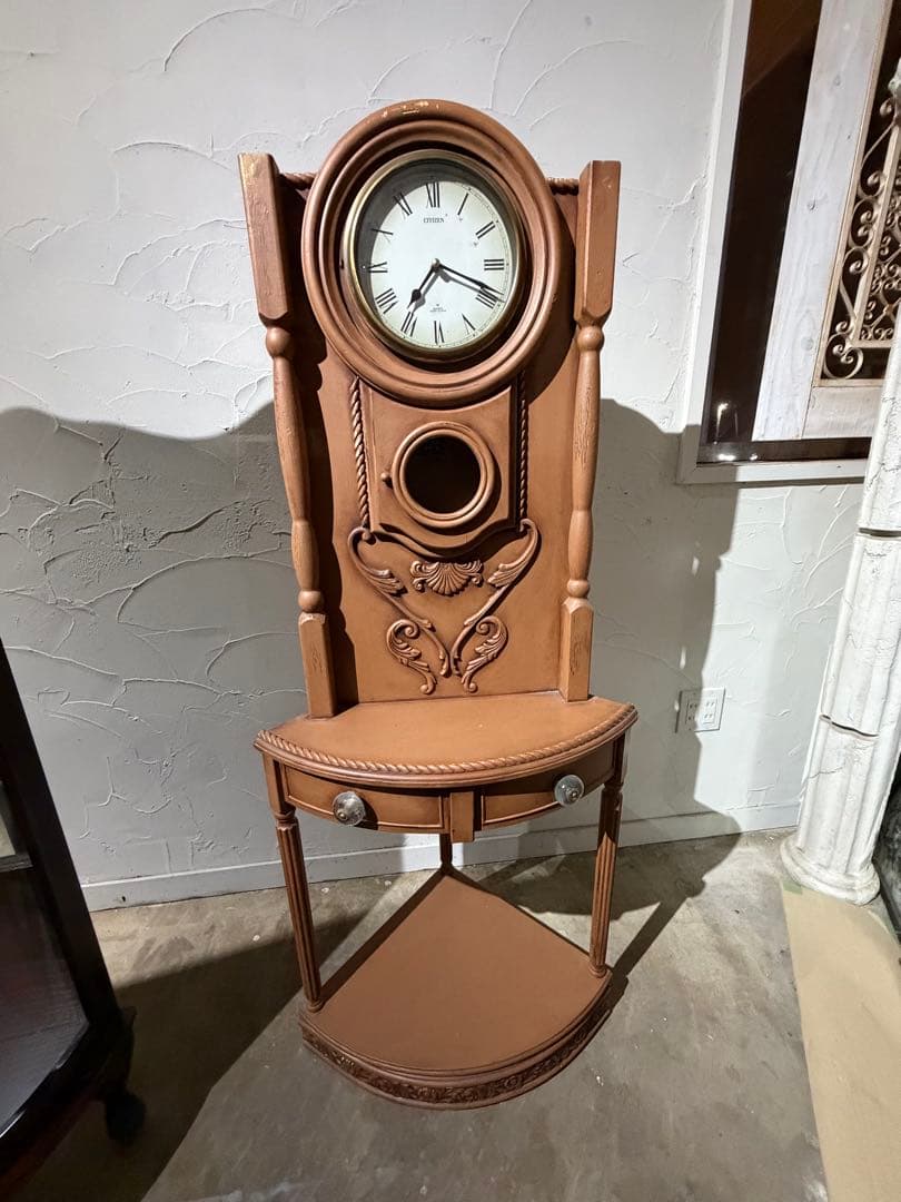 おとぎの国にあるような時計のオブジェ