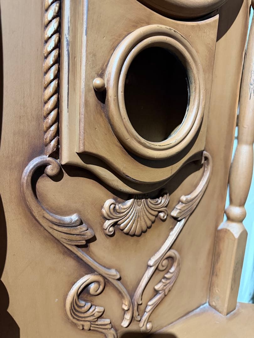 おとぎの国にあるような時計のオブジェ