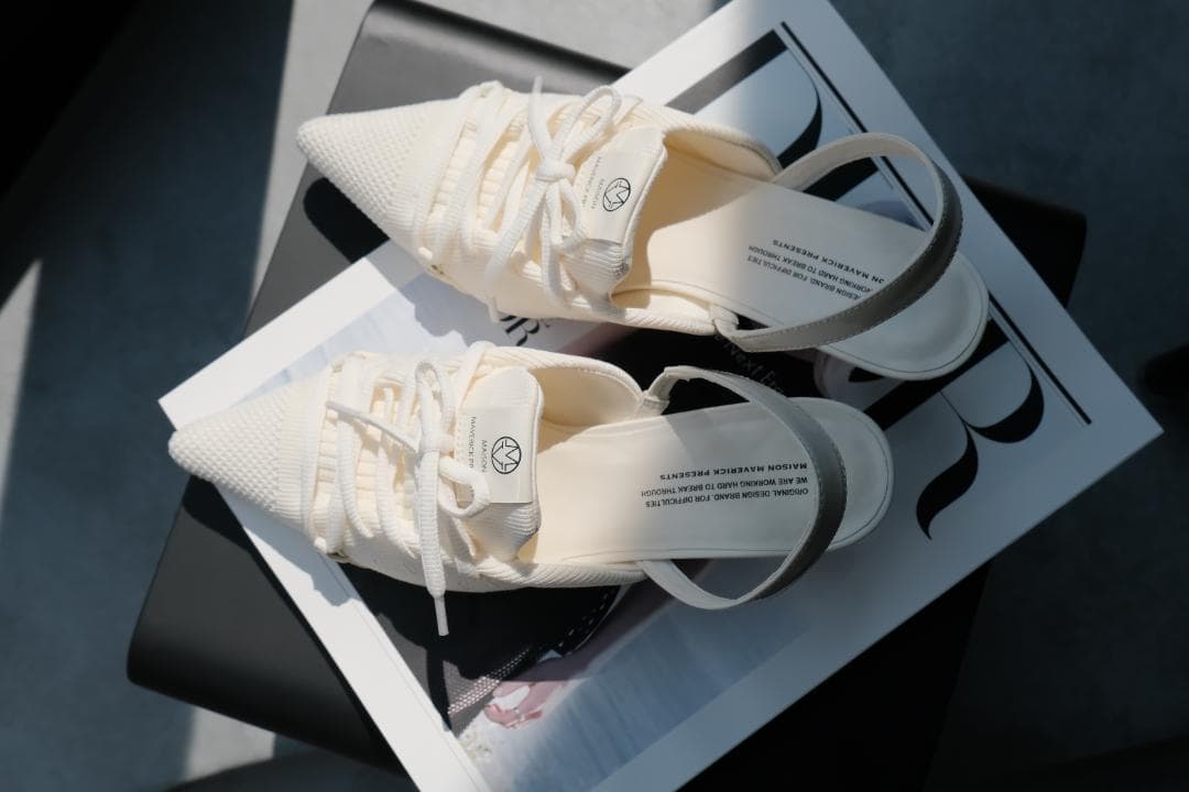 ホワイト ポインテッドトゥ スリングバックシューズ