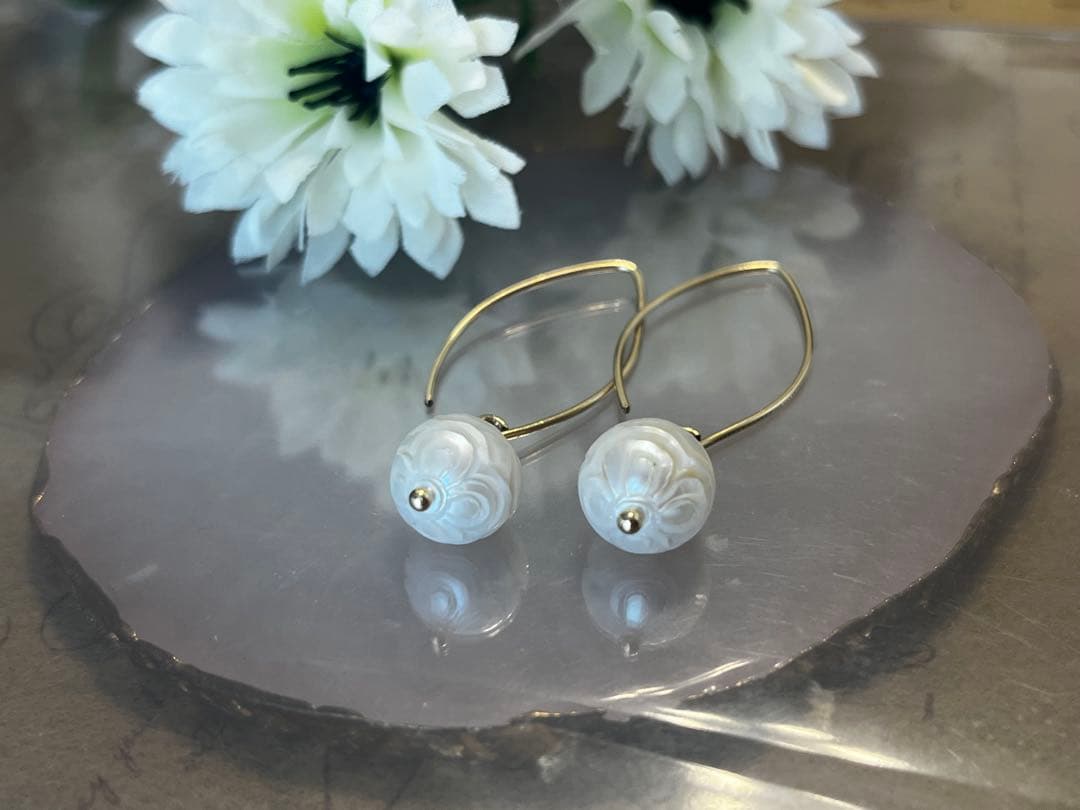 年末SALEレア 14kgf淡水パールフラワーカービングピアス