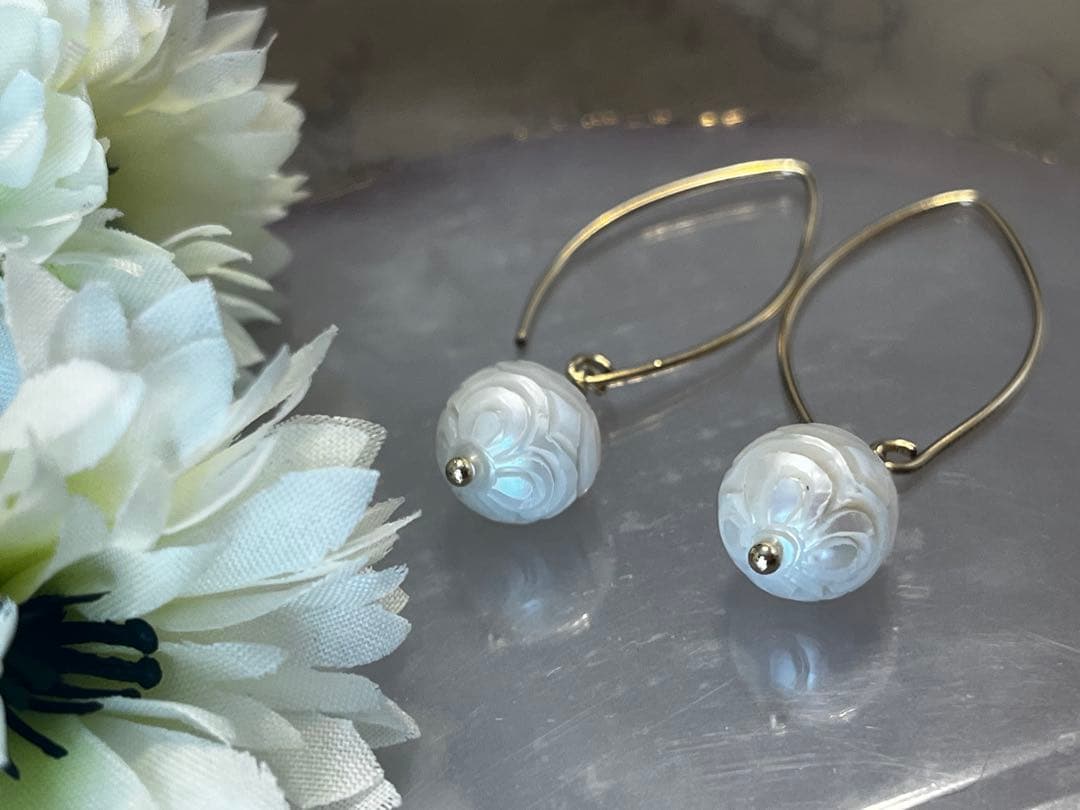 年末SALEレア 14kgf淡水パールフラワーカービングピアス