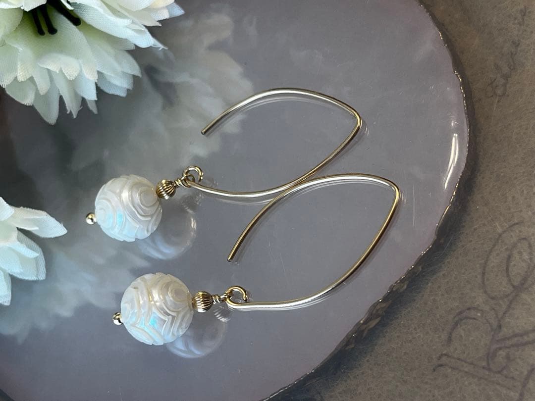 年末SALEレア 14kgf淡水パールフラワーカービングピアス