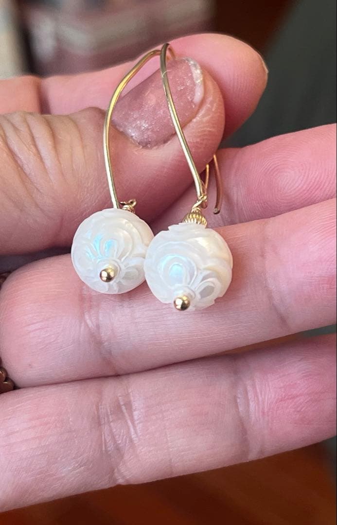 年末SALEレア 14kgf淡水パールフラワーカービングピアス