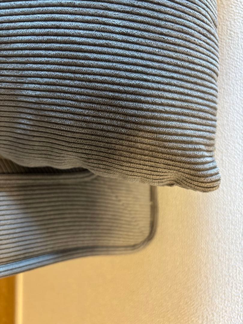 グレーファブリックソファ 。オットマン、クッション付き。美品。