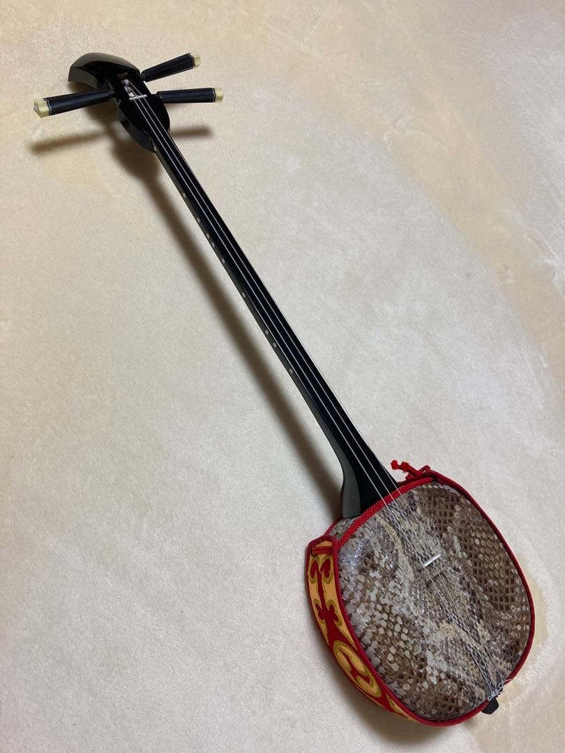 三線 蛇皮　赤金模様 ソフトケース付き