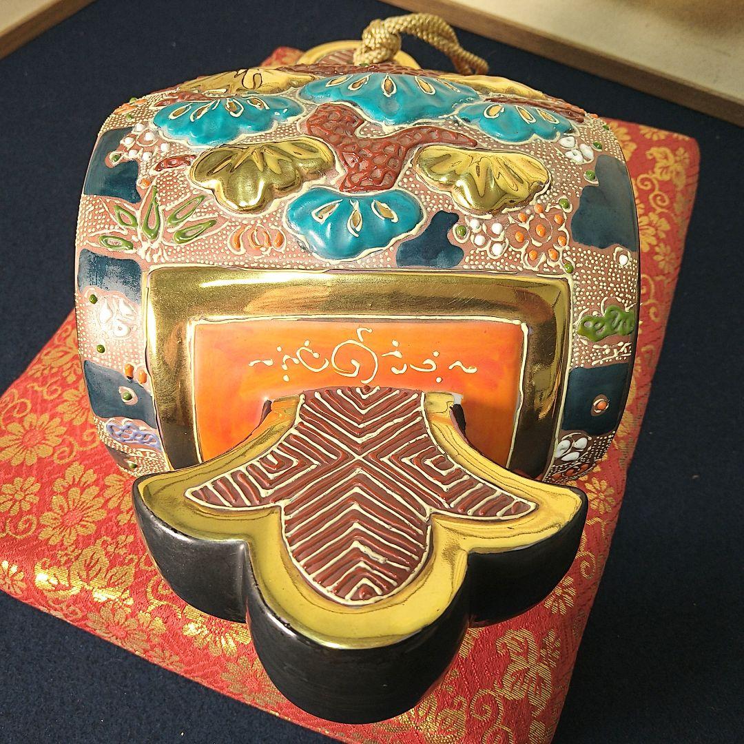 AJ32 九谷焼 打出の小槌 八幡窯 座布団付 松縁起図 飾り物 置物 - メルカリ