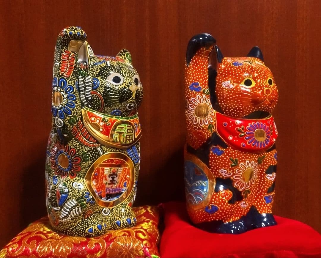 九谷焼 招き猫 ６号 ２点セット 宝船＆赤盛 座布団付き