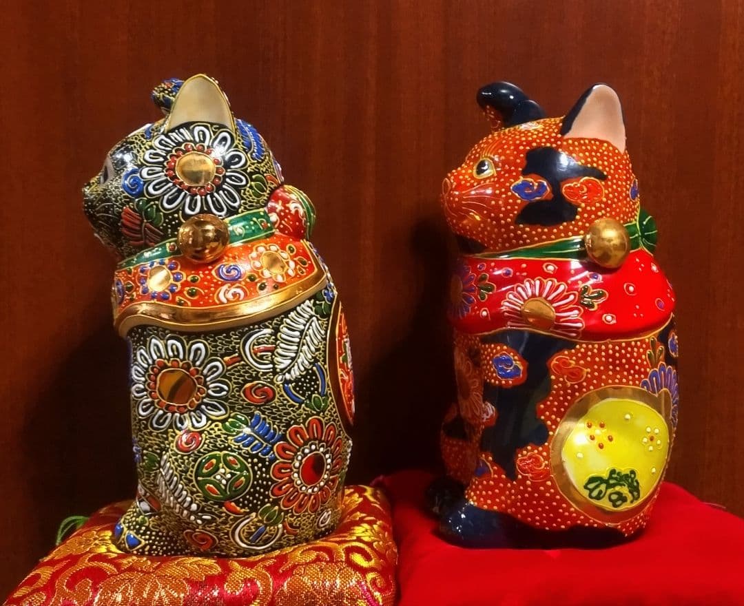 九谷焼 招き猫 ６号 ２点セット 宝船＆赤盛 座布団付き