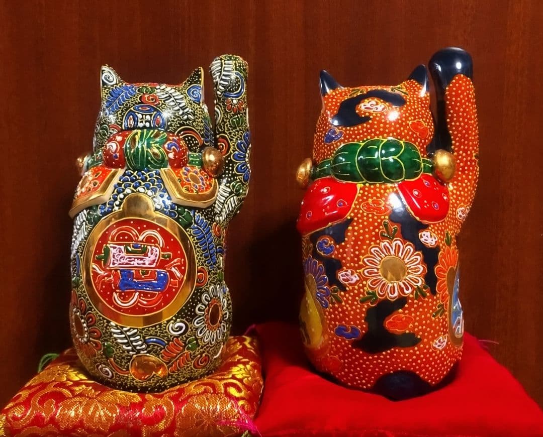 九谷焼 招き猫 ６号 ２点セット 宝船＆赤盛 座布団付き