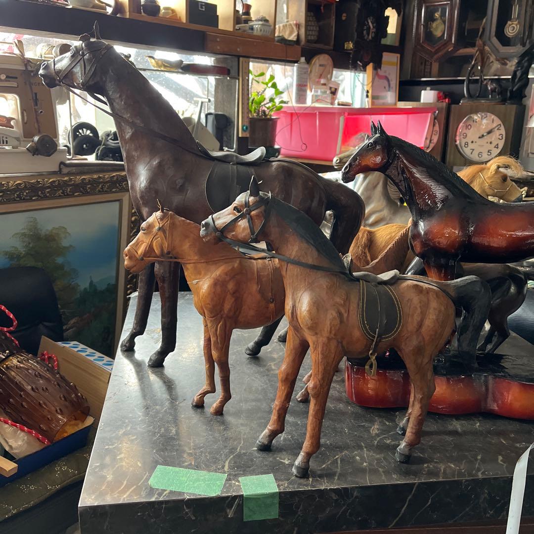 レザーホース、馬の置き物、鞍付きレザーホース、馬の置き物に革、58センチ