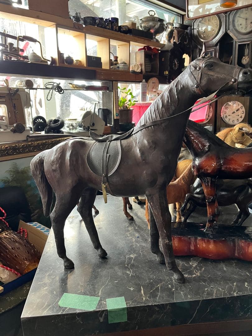 レザーホース、馬の置き物、鞍付きレザーホース、馬の置き物に革、58センチ