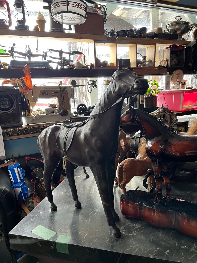 レザーホース、馬の置き物、鞍付きレザーホース、馬の置き物に革、58センチ