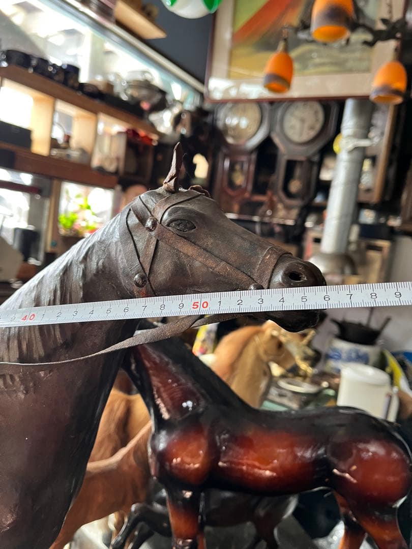 レザーホース、馬の置き物、鞍付きレザーホース、馬の置き物に革、58センチ