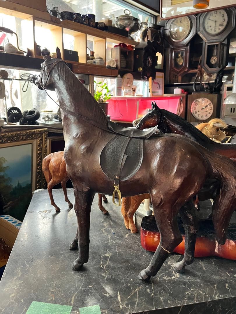 レザーホース、馬の置き物、鞍付きレザーホース、馬の置き物に革、58センチ